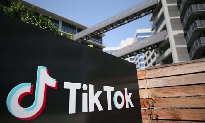 Logo TikTok được trưng bày bên ngoài văn phòng TikTok ở Culver City, California, vào ngày 27/08/2020. (Ảnh: Mario Tama/Getty Images)