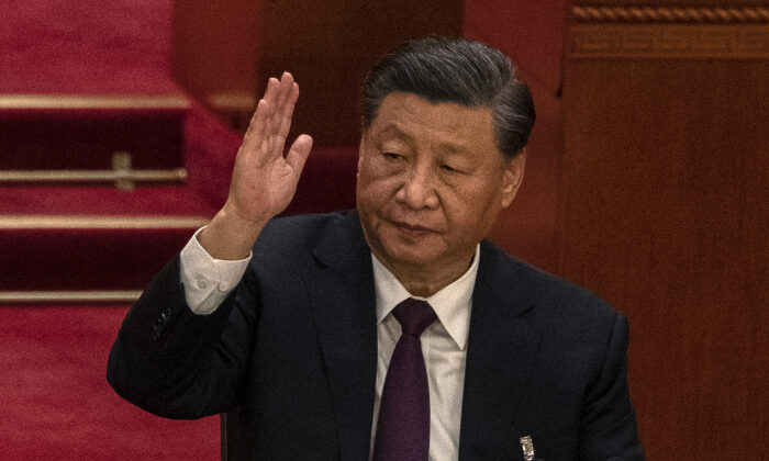 Lãnh đạo Trung Quốc Tập Cận Bình giơ tay biểu quyết trong phiên bế mạc Đại hội Đảng Toàn quốc lần thứ 20 của Đảng Cộng sản Trung Quốc tại Đại lễ đường Nhân dân ở Bắc Kinh, vào ngày 22/10/2022. (Ảnh: Kevin Frayer/Getty Images)