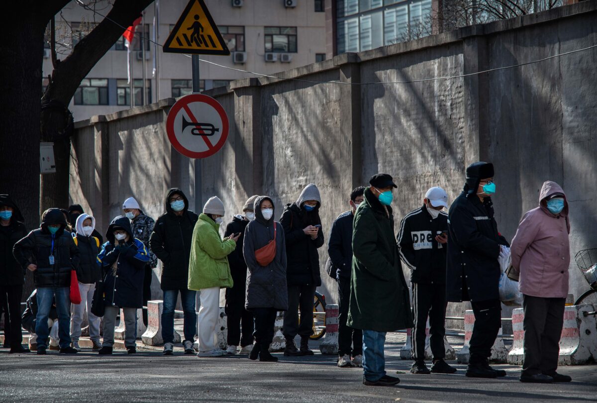 Mọi người xếp hàng bên ngoài một phòng khám sốt tại một bệnh viện vào buổi sáng ở Bắc Kinh, Trung Quốc, hôm 11/12/2022. (Ảnh: Kevin Frayer/Getty Images)