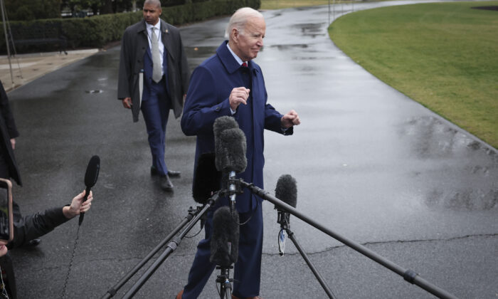 Tổng thống Joe Biden nói chuyện với các phóng viên khi ông rời Tòa Bạch Ốc ở Hoa Thịnh Đốn, hôm 03/03/2023. Hôm nay, Tổng thống Biden dự kiến sẽ về nhà của ông ở Wilmington, Delaware. (Ảnh: Win McNamee/Getty Images)