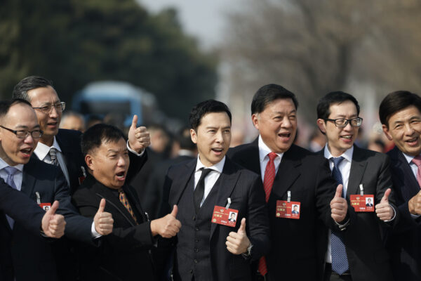 Nam diễn viên Chân Tử Đan, (giữa) tham dự khai mạc phiên họp đầu tiên của Hội nghị Hiệp thương Chính trị Nhân dân Trung Quốc (CPPCC) lần thứ 14 tại Đại lễ đường Nhân dân ở Bắc Kinh hôm 04/03/2023. (Ảnh: Lintao Zhang/Getty Images)