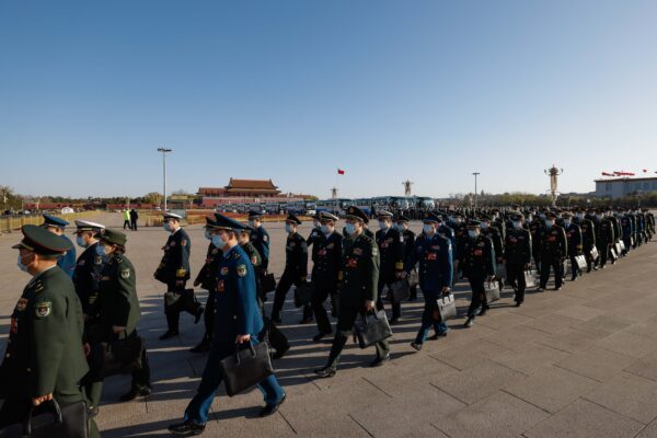 Các đại biểu của lực lượng vũ trang Trung Quốc đến dự phiên họp toàn thể lần thứ năm của Đại hội Đại biểu Nhân dân Toàn quốc tại Bắc Kinh hôm 12/03/2023. (Ảnh: Lintao Zhang/Getty Images)