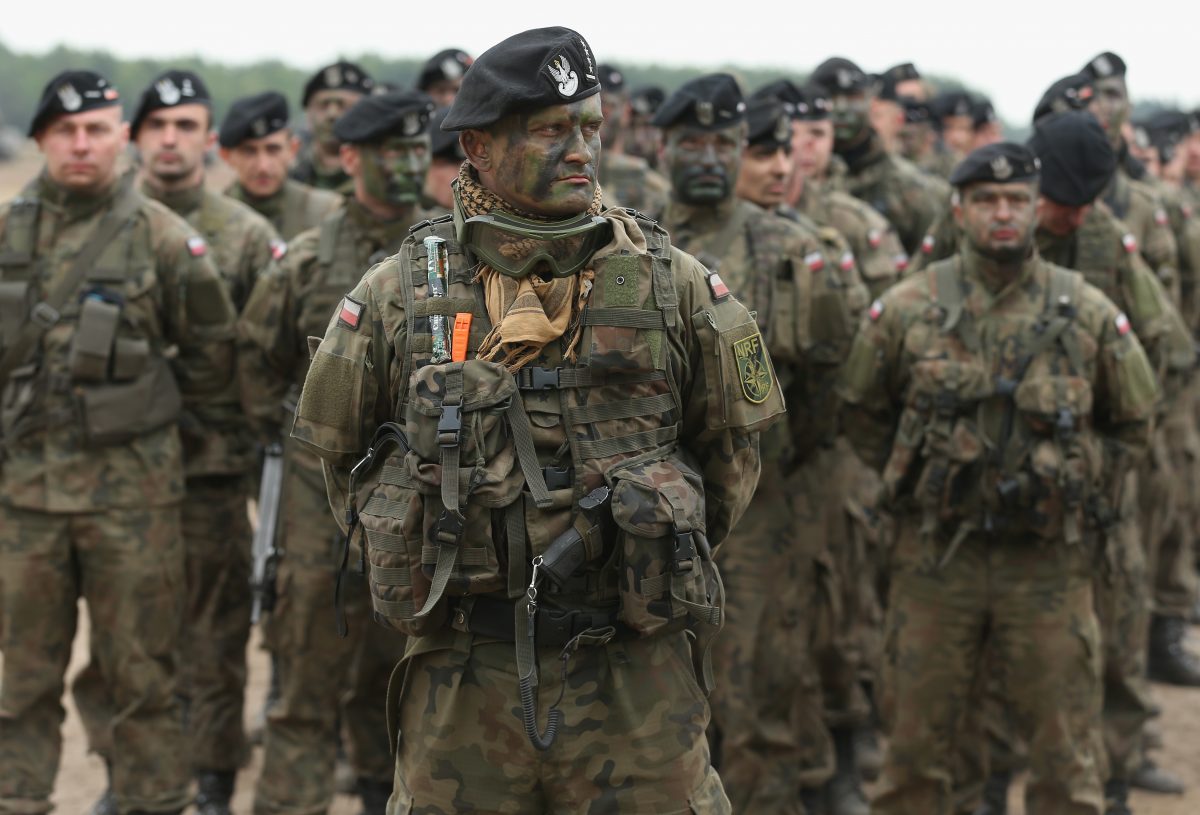 Binh sĩ Ba Lan tham gia cuộc tập trận quân sự Noble Jump của NATO thuộc Lực lượng Đặc nhiệm Liên quân Sẵn sàng Chiến đấu Cao (VJTF) ở Zagan, Ba Lan, hôm 18/06/2015. (Ảnh: Sean Gallup/Getty Images)