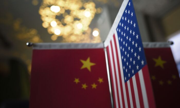 Quốc kỳ của chính quyền Trung Quốc và quốc kỳ Mỹ được trưng bày tại một công ty ở Bắc Kinh ngày 16/08/2017. (Ảnh: Wang Zhao/AFP qua Getty Images)
