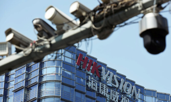Camera giám sát gần trụ sở của công ty giám sát video Trung Quốc Hikvision ở Hàng Châu, tỉnh Chiết Giang, Trung Quốc, hôm 22/05/2019. (Ảnh: Stringer/Reuters)