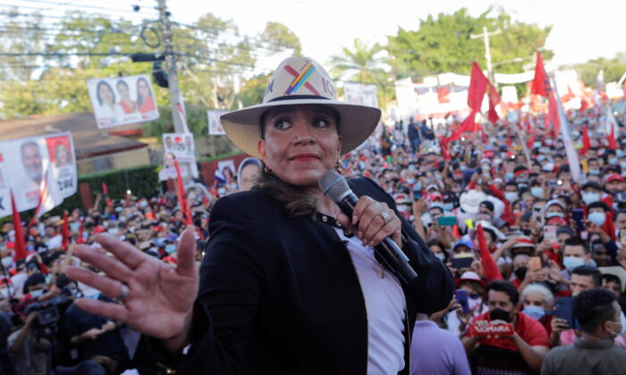 Bà Xiomara Castro de Zelaya, ứng cử viên tổng thống của Đảng Tự Do cánh tả đối lập, nói chuyện với những người ủng hộ trong cuộc tập hợp kết thúc chiến dịch bầu cử của bà ở San Pedro Sula, Honduras, vào ngày 20/11/2021. (Ảnh: Yoseph Amaya/Reuters)