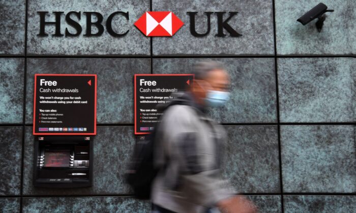 Một khách bộ hành đi ngang qua chi nhánh của ngân hàng HSBC ở trung tâm London vào ngày 03/08/2020. (Ảnh: Daniel Leal/AFP qua Getty Images)