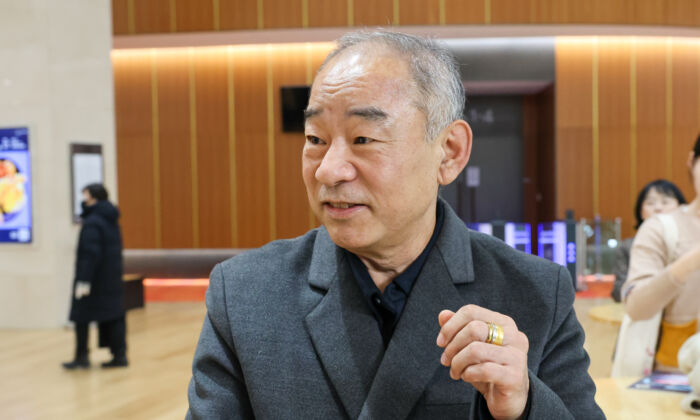 Ông Im Sun-jun, một giáo sư tại Đại học Quốc gia Chonnam, thưởng lãm Nghệ thuật Biểu diễn Shen Yun tại Nhà hát Quốc gia Nam Hàn ở Seoul hôm 17/02/2023. (Ảnh: Kim Guk-hwan/The Epoch Times)