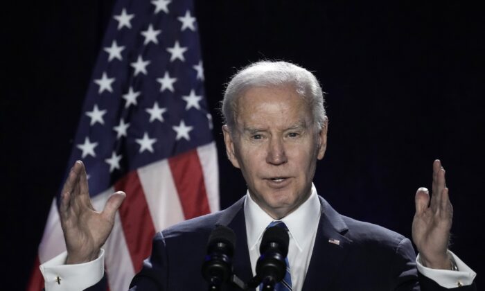 Tổng thống Joe Biden trình bày trong Hội nghị thường niên về Các vấn đề của Đảng Dân Chủ tại Hạ viện ở khách sạn Hyatt Regency, Baltimore hôm 01/03/2023. (Ảnh: Drew Angerer/Getty Images)