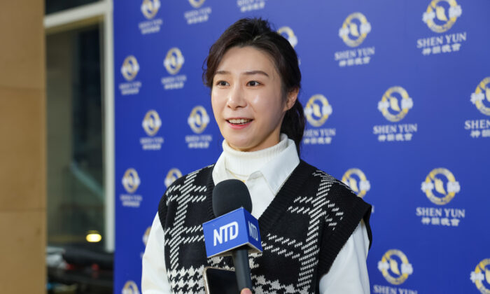 Cô Kim Mi-ran, một nữ diễn viên, thưởng lãm Nghệ thuật Biểu diễn Shen Yun tại Nhà hát Quốc gia Nam Hàn ở thủ đô Seoul, Nam Hàn hôm 16/02/2023. (Ảnh: Kim Guk-hwan/The Epoch Times)