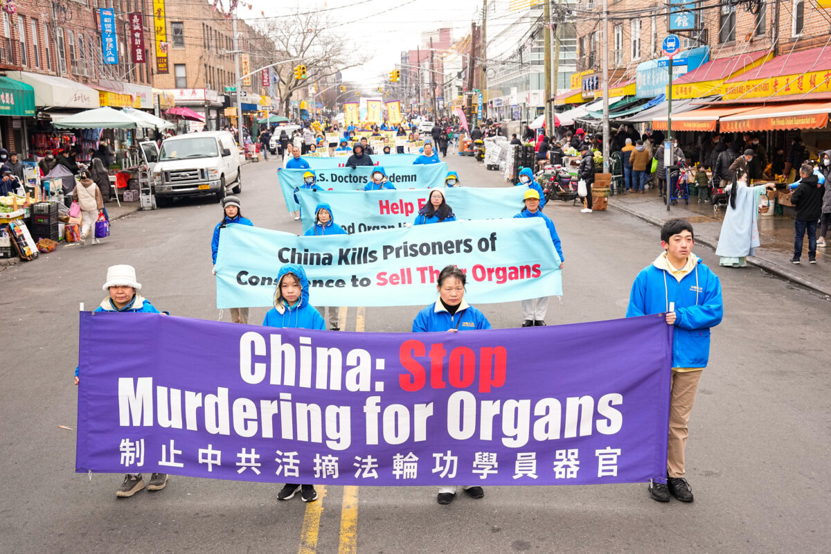 Các học viên Pháp Luân Công diễu hành trong một cuộc diễn hành ở Brooklyn, New York, nêu bật cuộc đàn áp của chính quyền Trung Quốc đối với đức tin của họ hôm 26/02/2023. (Ảnh: Larry Dye/The Epoch Times)