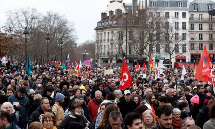 Người biểu tình tham dự cuộc diễn hành phản đối kế hoạch cải cách lương hưu của chính phủ Pháp ở Paris hôm 11/03/2023. (Ảnh: Benoit Tessier/Reuters)