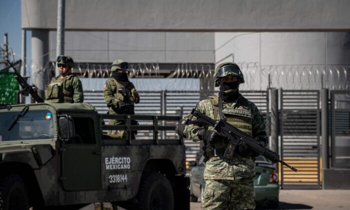 Các binh sĩ Quân đội Mexico được nhìn thấy trong một bức ảnh tư liệu. (Ảnh: Nicolas Asfouri/AFP qua Getty Images)