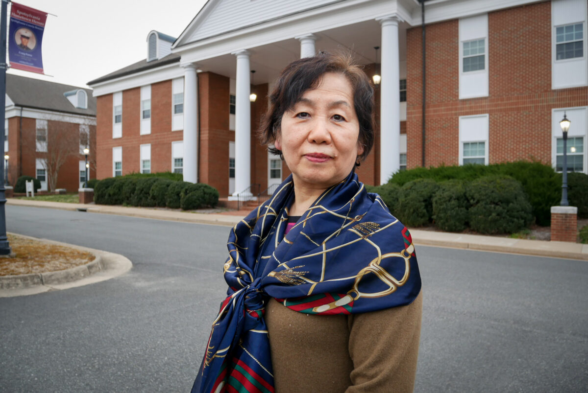 Bà Vương Xuân Ngạn (Wang Chunyan) trước một cuộc họp của Hội đồng Giám sát tại Spotsylvania, Virginia, vào ngày 23/03/2021. (Ảnh: Sherry Li/The Epoch Times)