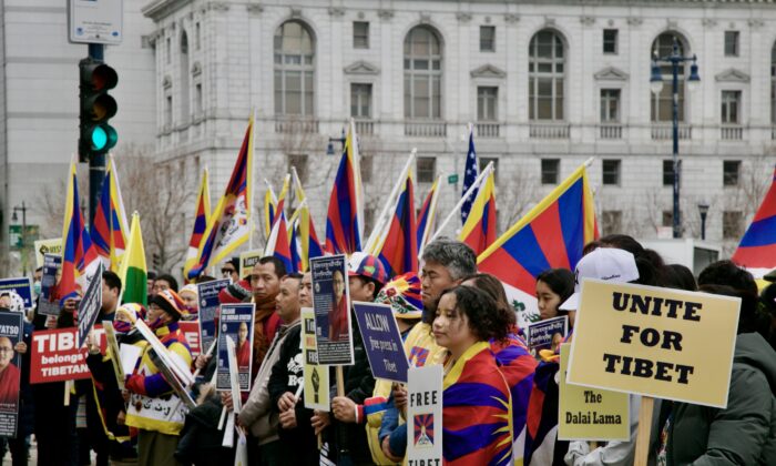 Người Tây Tạng và những người ủng hộ họ tụ tập trước Tòa thị chính ở San Francisco nhân Ngày Khởi nghĩa Quốc gia Tây Tạng hôm 10/03/2023. (Ảnh: Xue Mingzhu/The Epoch Times)