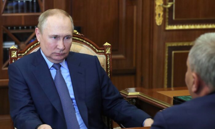 Tổng thống Nga Vladimir Putin lắng nghe ông Yuri Borisov, tân Tổng Giám đốc của Cơ quan Nhà nước cho Các Hoạt động Không gian “Roscosmos”, tại Điện Kremlin ở Moscow vào ngày 26/07/2022. (Ảnh: Mikhail Klimentyev/Sputnik/Kremlin Pool Photo qua AP)