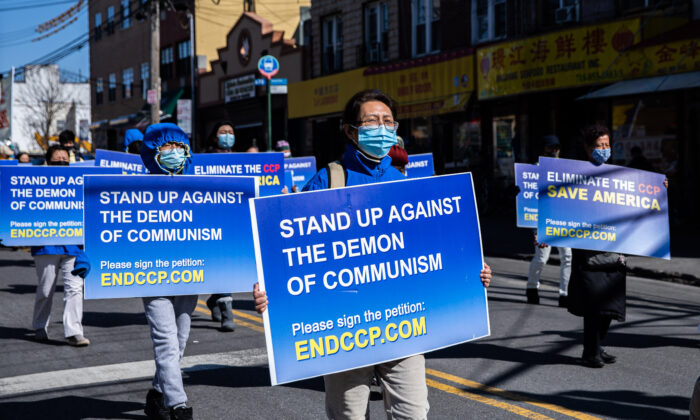 Các học viên Pháp Luân Công tụ họp để ủng hộ sự kiện số người thoái xuất Đảng Cộng sản Trung Quốc và các tổ chức liên đới của đảng này đạt mốc 390 triệu tại Brooklyn, New York, hôm 27/02/2022. (Ảnh: Chung I Ho/The Epoch Times)