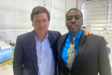 Người dẫn chương trình của Fox News, ông Tucker Carlson và cựu Cảnh sát Điện Capitol Hoa Kỳ, Trung úy Tarik Johnson tại buổi ghi hình chương trình “Tucker Carlson Tonight” ở Florida hôm 03/03/2023. (Ảnh: Đăng dưới sự cho phép của ông Tarik Johnson)