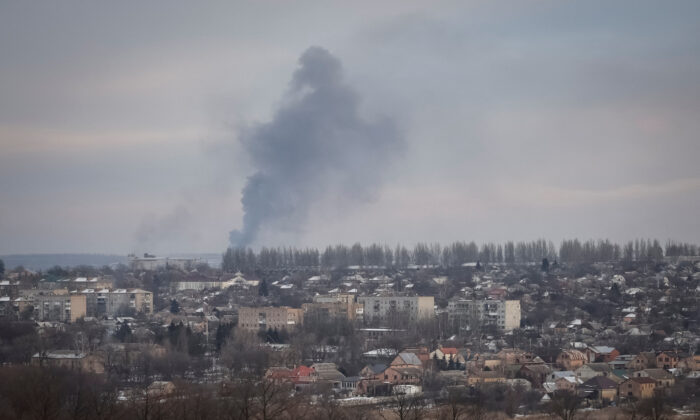 Khói trong trận pháo kích vào thành phố tiền tuyến Bakhmut ở vùng Donetsk, Ukraine, hôm 09/02/2023. (Ảnh: Yevhen Titov/Reuters)