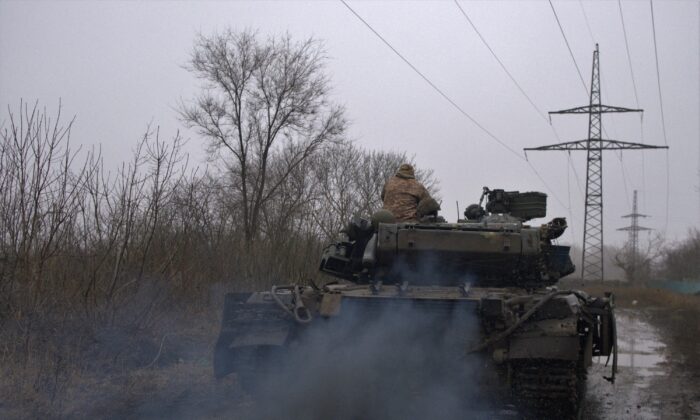 Xe tăng T-64 của Ukraine lăn bánh trên con đường lầy lội từ thị trấn Chasiv Yar, vùng Donetsk đến Bakhmut, Ukraine, hôm 09/03/2023. (Ảnh: Sergey Shestak/AFP qua Getty Images)