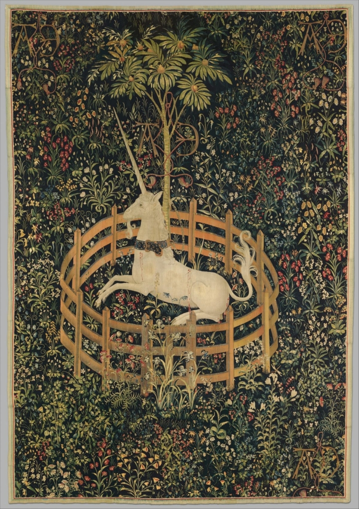 2 Tấm thảm “The Unicorn in Captivity” (Chú kỳ lân bị giam cầm), năm 1495 –1505, Nam Hà Lan. Chất liệu len sợi dọc và len, lụa, bạc và len sợi ngang mạ vàng; kích thước 144 7/8 inch x 99 inch. Quà tặng của ông John D. Rockefeller Jr., năm 1937, The Met Cloisters (Ảnh: Viện Bảo tàng Mỹ thuật Metropolitan)