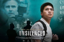 Một tấm áp phích của bộ phim cảm động “Unsilenced” (Không Thể Lặng Im), cho thấy những ngày đầu của cuộc đàn áp Pháp Luân Công ở Trung Quốc. (Ảnh: Flying Cloud Productions)