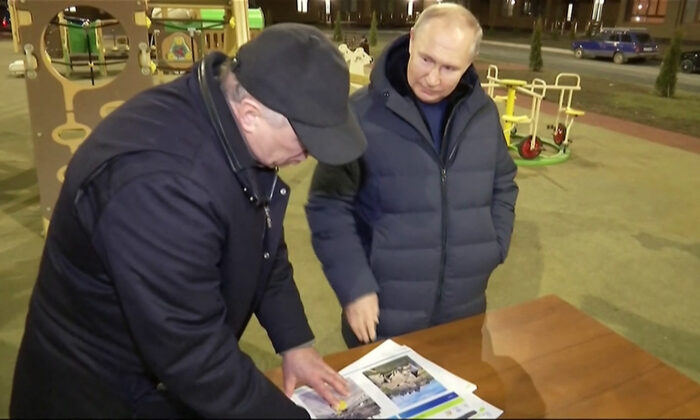 Tổng thống Putin thực hiện chuyến thăm bất ngờ tới Mariupol