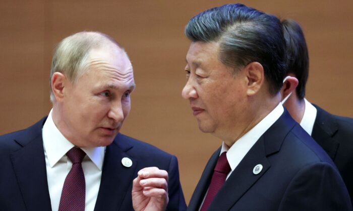 Tổng thống Nga Vladimir Putin (Trái) làm cử chỉ khi nói chuyện với lãnh đạo Trung Quốc Tập Cận Bình trong Hội nghị thượng đỉnh Tổ chức Hợp tác Thượng Hải (SCO) tại Samarkand, Uzbekistan, vào ngày 16/09/2022. (Ảnh: Sergei Bobylev, Sputnik, Kremlin Pool Photo qua AP)