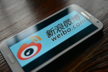 Logo của nền tảng tiểu blog Trung Quốc Weibo trên một chiếc điện thoại thông minh ở Thượng Hải, trong một bức ảnh tư liệu. (Ảnh: Peter Parks/AFP qua Getty Images)