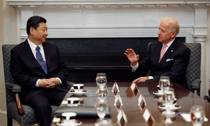 Phó Tổng thống đương thời Joe Biden (bên phải) và Phó Chủ tịch Trung Quốc Tập Cận Bình đàm thoại trong cuộc họp song phương mở rộng với các quan chức Hoa Kỳ và Trung Quốc khác trong Phòng Roosevelt tại Tòa Bạch Ốc ở Hoa Thịnh Đốn vào ngày 14/02/2012. (Ảnh: Chip Somodevilla/Getty Images)
