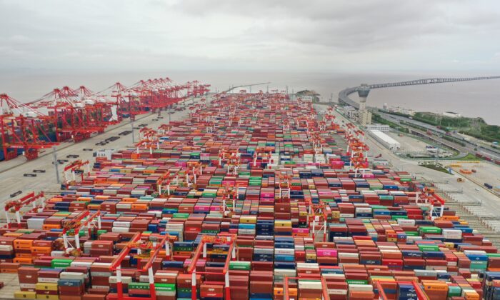 Ảnh chụp từ trên không cho thấy các container vận chuyển xếp chồng lên nhau tại Cảng nước sâu Dương Sơn ở Thượng Hải, Trung Quốc, vào ngày 19/05/2021. (Ảnh: Shen Chunchen/VCG qua Getty Images)