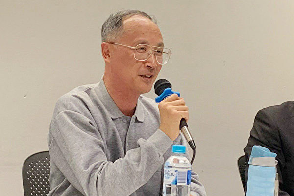 Tiến sĩ Lâm Tùng, chủ tịch Học viện Văn hóa Trung Hoa, một trường dạy ngôn ngữ cộng đồng, nói chuyện tại một cuộc hội thảo. (Ảnh: Lạc Á/The Epoch Times)