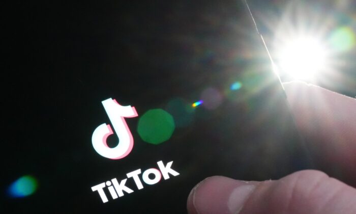 Trang khởi động TikTok được hiển thị trên một chiếc iPhone ở Ottawa hôm 27/02/2023. (Ảnh: Canada Press/Sean Kilpatrick)