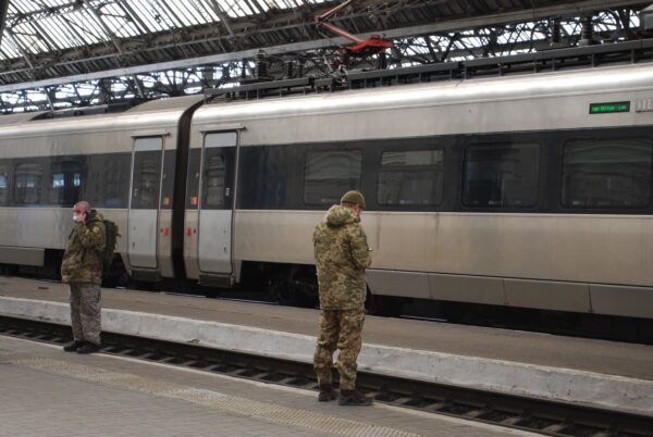 Các hành khách và quân nhân đang chờ đợi trên sân ga xe lửa Lviv ở phía tây Ukraine hôm 18/02/2023. (Ảnh: The Canadian Press/Laura Osman)