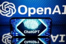 Màn hình hiển thị logo của OpenAI và ChatGPT ở Toulouse, Pháp, hôm 23/01/2023. (Ảnh: Lionel Bbonaventure/AFP qua Getty Images)