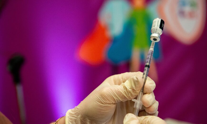 Một y tá chuẩn bị vaccine Pfizer-BioNTech COVID-19 ở Hartford, Conn., vào ngày 06/01/2022. (Ảnh: Joseph Prezioso/AFP qua Getty Images)