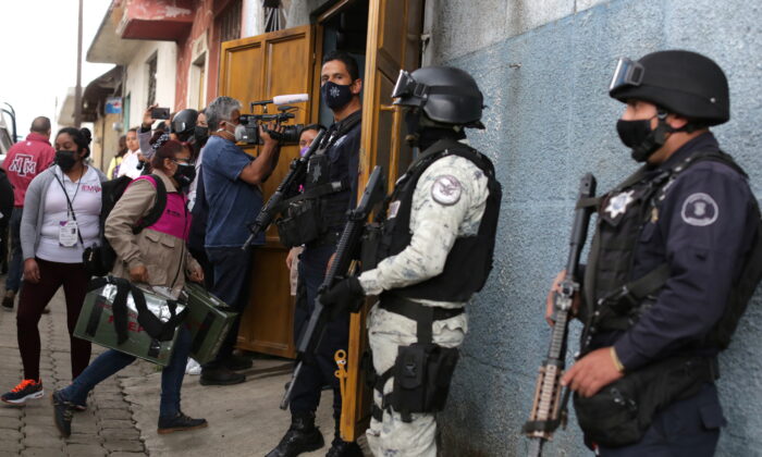 Các sĩ quan cảnh sát và các thành viên của Lực lượng Vệ binh Quốc gia ở Mexico, trong một bức ảnh chụp ngày 05/06/2021. (Ảnh: Alan Ortega/Reuters)