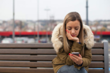 Những người dùng nhiều mạng xã hội có nguy cơ bị trầm cảm cao gấp đôi so với những người dùng ít, điều quan trọng là các bậc cha mẹ phải cân nhắc việc hạn chế quyền truy cập của con mình hoặc cho con tham gia các hoạt động có lợi hơn. (Ảnh: Eightshot Images/Getty Images)
