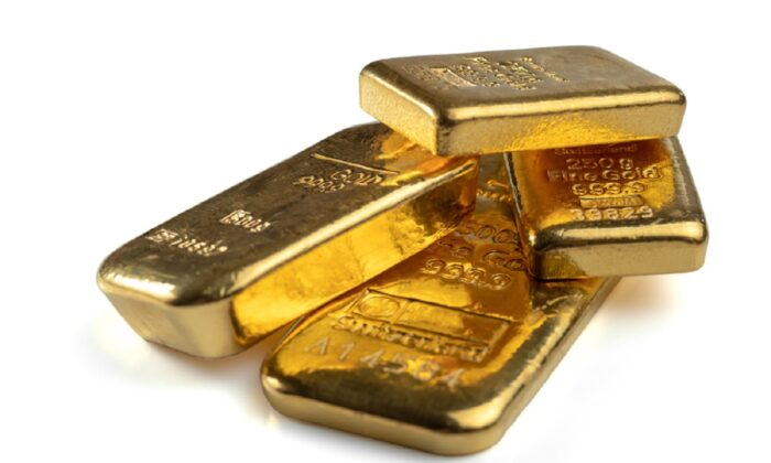 Một số thanh vàng có trọng lượng khác nhau được chụp trên nền trắng. (Ảnh: VladKK/Shutterstock)