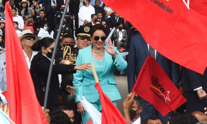 Tổng thống Honduras Xiomara Castro (ở giữa) chào đón những người ủng hộ trong lễ kỷ niệm 201 năm ngày độc lập của Honduras ở Tegucigalpa, Honduras, vào ngày 15/09/2022. (Ảnh: Orlando Sierra/AFP qua Getty Images)