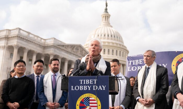 Diễn viên kiêm Chủ tịch Chiến dịch Quốc tế vì Tây Tạng Richard Gere (Giữa) nói chuyện trong một cuộc họp báo lưỡng đảng để nêu bật hoàn cảnh khó khăn của người Tây Tạng, trên Capitol Hill ở Hoa Thịnh Đốn, hôm 28/03/2023. (Ảnh: Stefani Reynolds/AFP qua Getty Images)