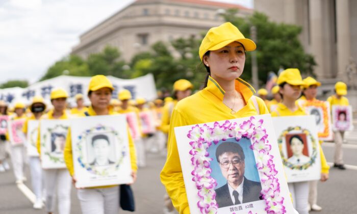 Các học viên Pháp Luân Công tuần hành trên Đại lộ Hiến Pháp để tưởng niệm 23 năm Đảng Cộng sản Trung Quốc ở Trung Quốc bức hại môn tu luyện tinh thần này, tại Hoa Thịnh Đốn vào ngày 21/07/2022. (Ảnh: Samira Bouaou/The Epoch Times)
