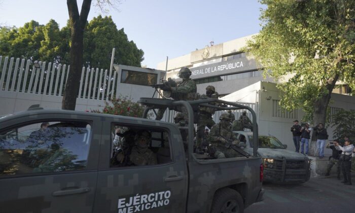 Một đoàn xe quân đội vũ trang hạng nặng rời tòa nhà công tố viên nơi Ovidio Guzmán, một trong những người con trai của cựu trùm băng đảng Sinaloa Joaquin “El Chapo” Guzmán, đang bị giam giữ ở Thành phố Mexico, hôm 05/01/2023. (Ảnh: The Canadian Press/AP/ Fernando Llano)