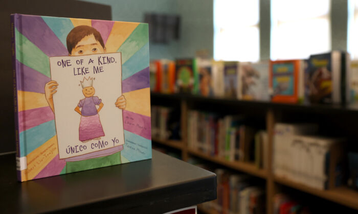 Những cuốn sách LGBT vừa được quyên góp đang được trưng bày trong thư viện của Trường tiểu học Nystrom ở Richmond, California, hôm 17/05/2022. (Ảnh: Justin Sullivan/Getty Images)