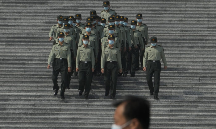 Hình ảnh các sĩ quan quân đội Trung Quốc đang tuần hành xuống các bậc thang của Đại Lễ đường Nhân dân ở Bắc Kinh, hôm 27/09/2022. (Ảnh: AP Photo/Ng Han Guan)
