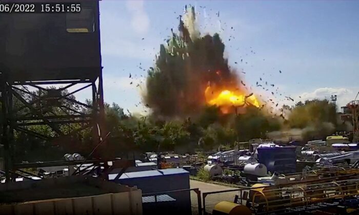 Hình ảnh tĩnh từ đoạn phim CCTV này cho thấy vụ nổ khi một cuộc tấn công bằng hỏa tiễn của Nga đánh trúng một trung tâm thương mại tại một địa điểm được cho là Kremenchuk ở vùng Poltava của Ukraine, được công bố vào ngày 28/06/2022. (Ảnh: CCTV qua Instagram @zelenskiy_official/Tài liệu phát tay qua Reuters)