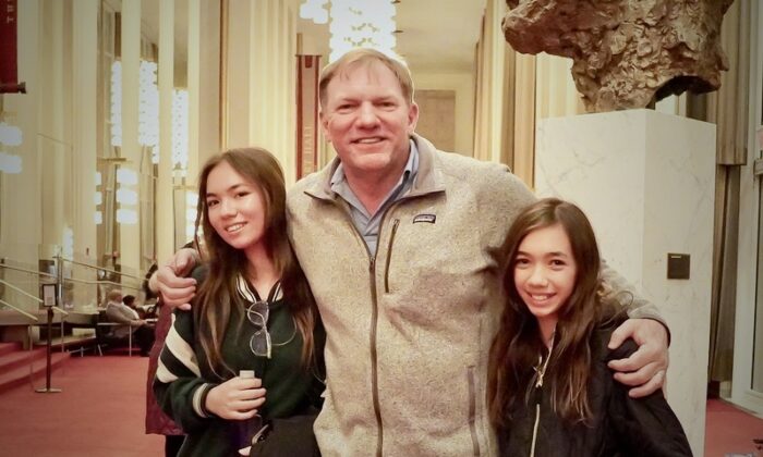 Nhà làm phim Jason Jones cùng với các con gái tham dự Nghệ thuật Biểu diễn Shen Yun tại Nhà hát Opera Trung tâm Kennedy hôm 28/01/2023. (Ảnh: Terri Wu/The Epoch Times)