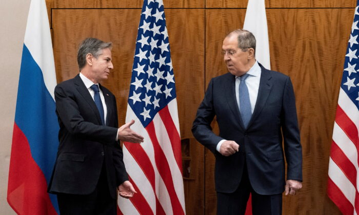 Ngoại trưởng Hoa Kỳ Antony Blinken chào đón Ngoại trưởng Nga Sergei Lavrov trước cuộc gặp của họ, tại Geneva, Thụy Sĩ, vào ngày 21/01/2022. (Ảnh: Alex Brandon/TPX Images of the Day/Pool qua Reuters)