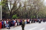 Các học viên Pháp Luân Công tề tựu gần Trung Nam Hải, Bắc Kinh, để thỉnh nguyện ôn hòa cho quyền tự do tín ngưỡng của họ vào ngày 25/04/1999. (Ảnh do Minghui.org cung cấp)