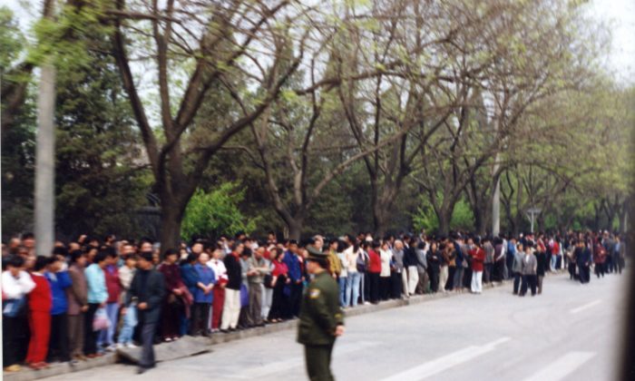 Các học viên Pháp Luân Công tề tựu gần Trung Nam Hải, Bắc Kinh, để thỉnh nguyện ôn hòa cho quyền tự do tín ngưỡng của họ vào ngày 25/04/1999. (Ảnh do Minghui.org cung cấp)